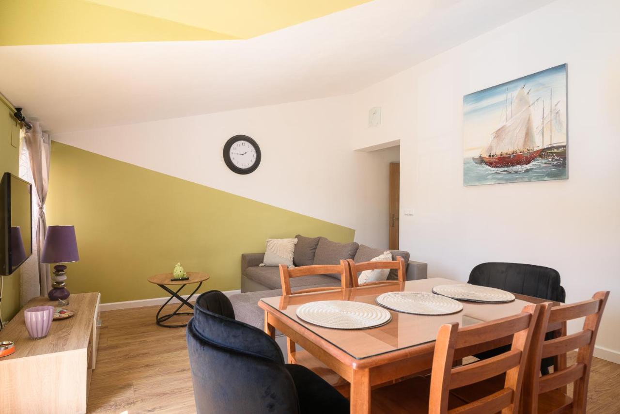 Vikeli Apartment Trogir Bagian luar foto